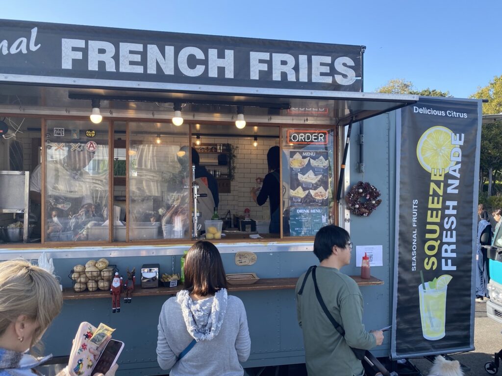 awesomefrenchfriesに並ぶ女性